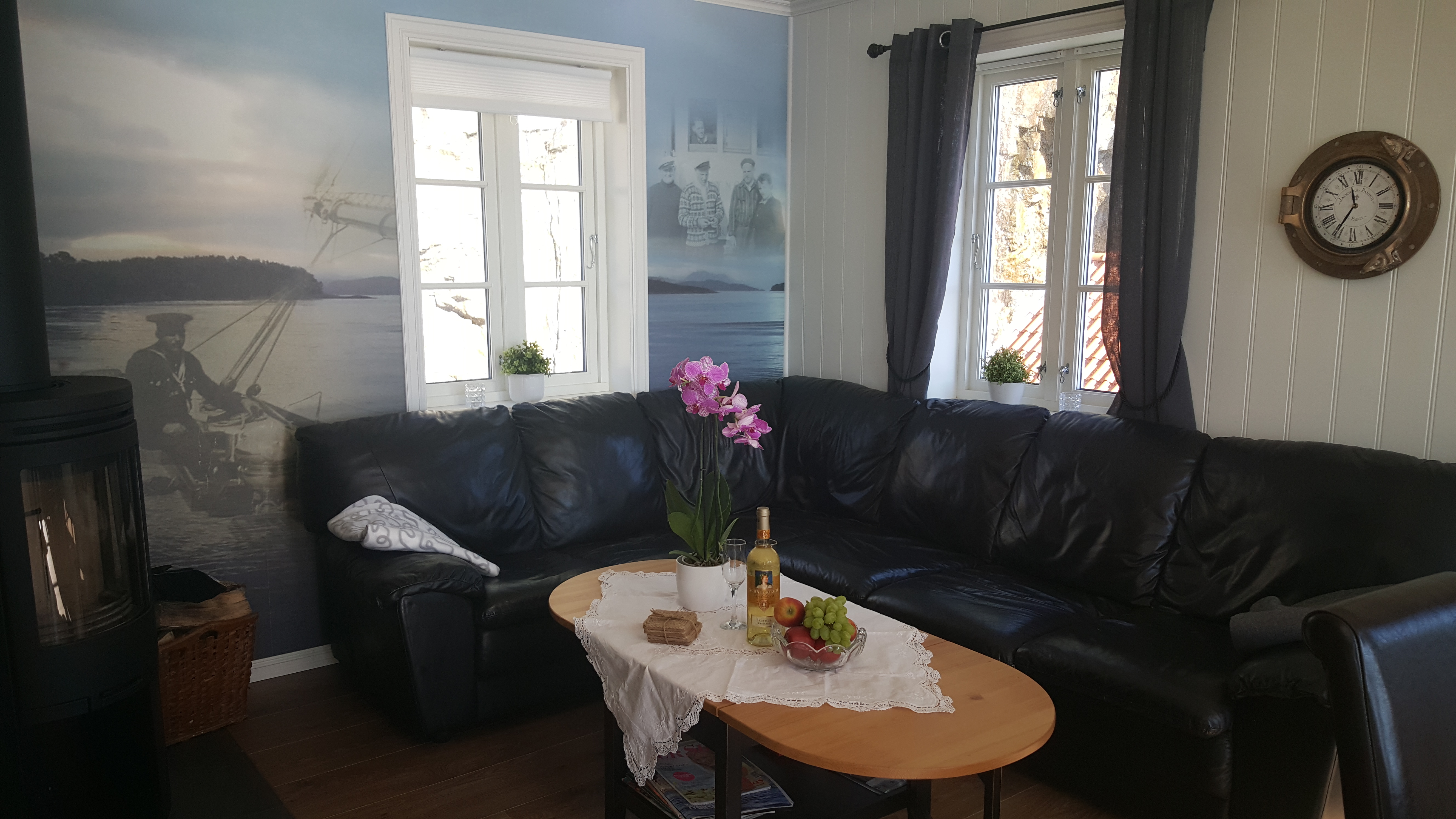 Rorbu 4 red - livingroom.jpg
