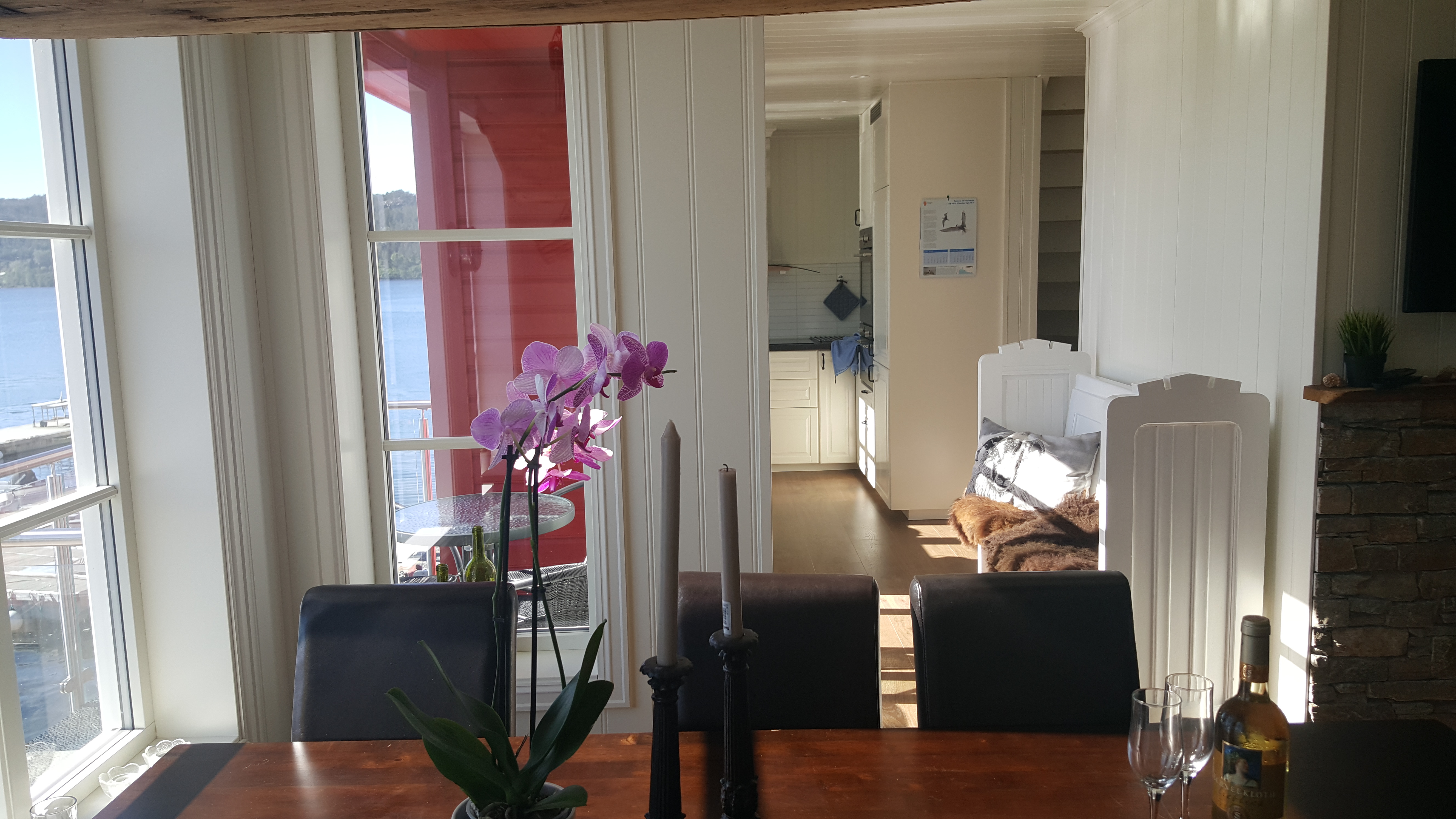 Rorbu 4 - red - Livingroom.jpg