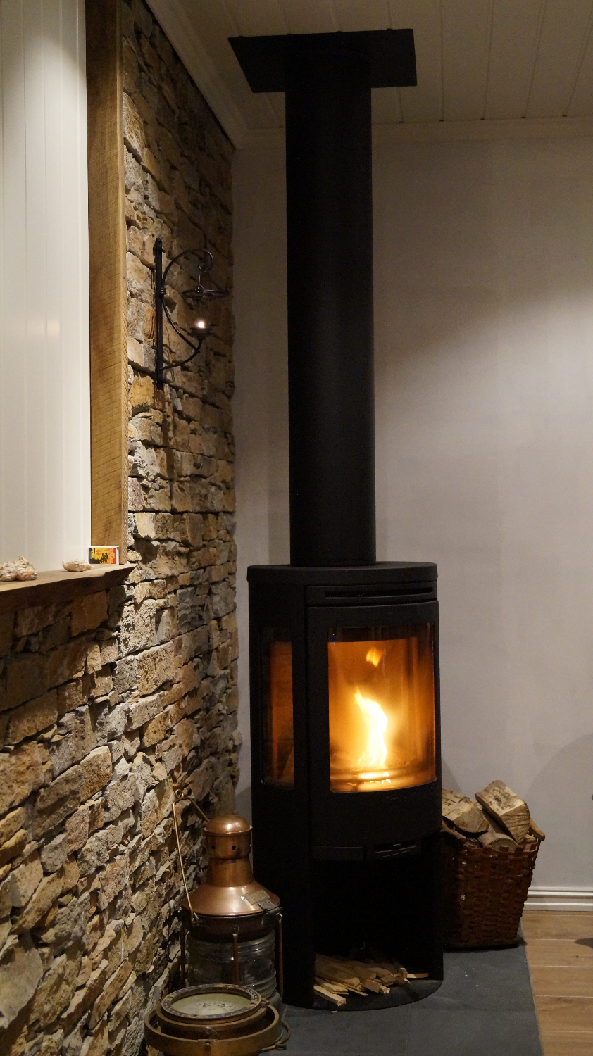 Rorbu 4 - red - fireplace