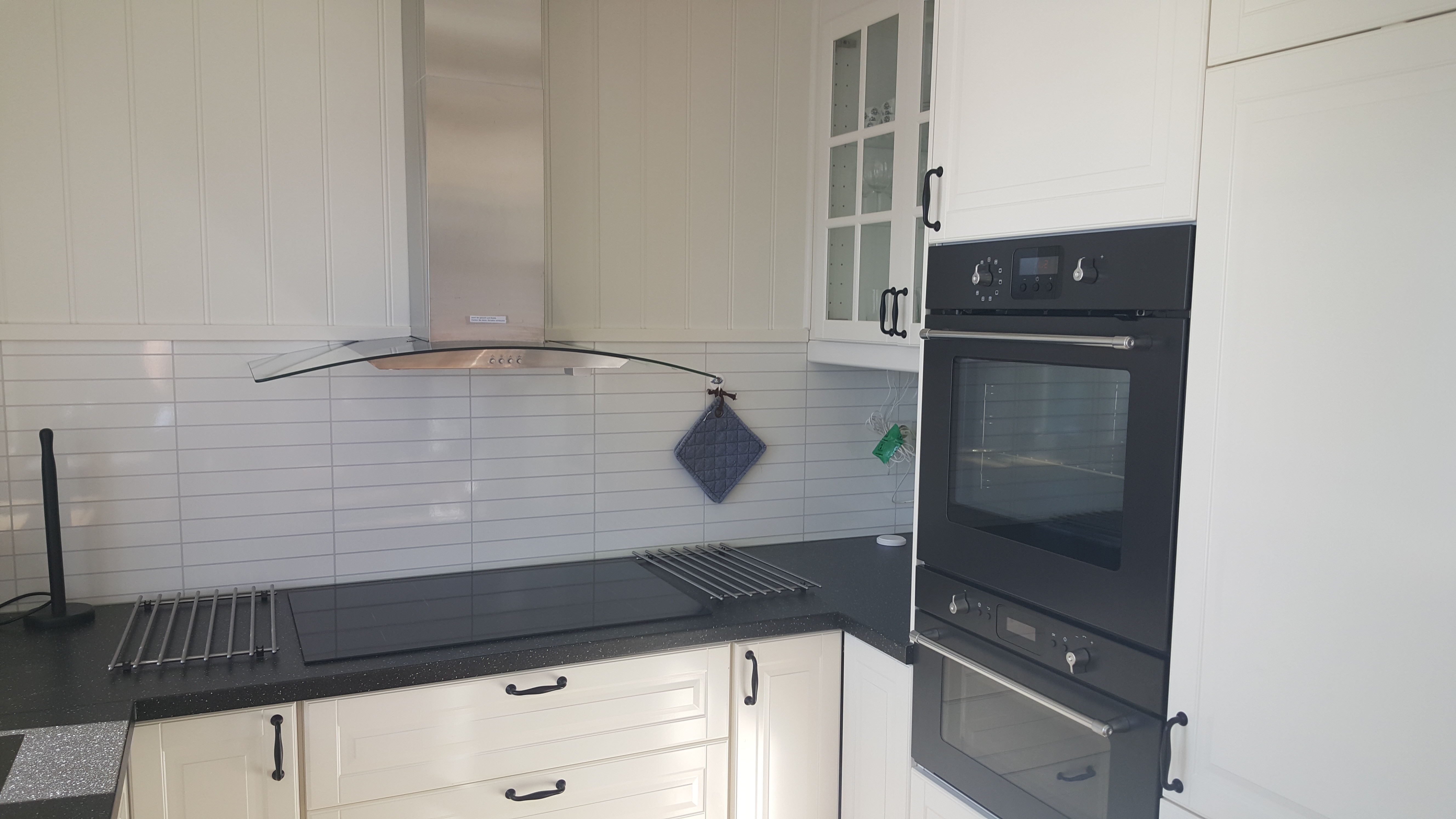 Rorbu 4 - red -kitchen.jpg