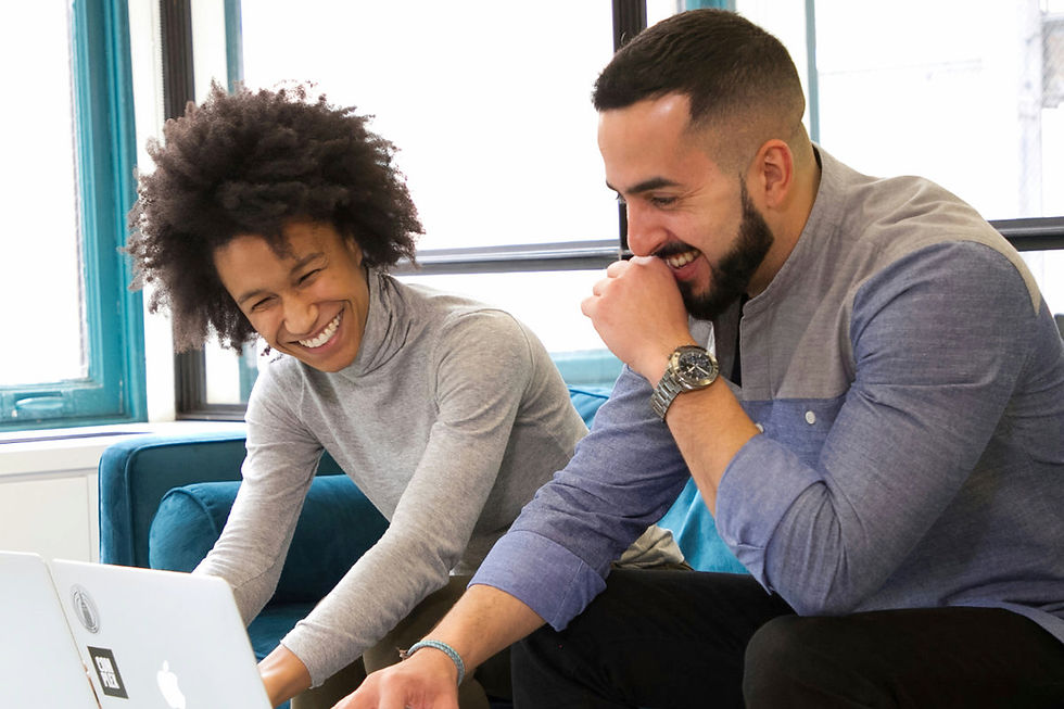 collègues souriants pratiquant l'IE en entreprise