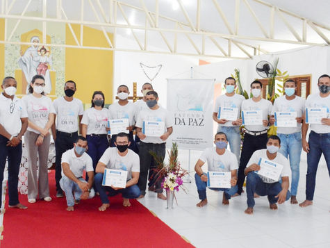 Fazenda da Paz entrega 12 certificados de curso profissionalizante