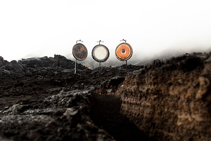 Drei MeteoriteGong® von Pauline Fabry auf dem Vulkan Ätna in der vulkanischen Landschaft während des Kreationsprozesses.