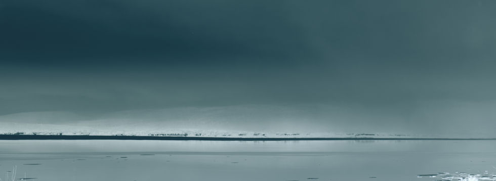 Cette œuvre, intitulée "Bout du monde ", signée Bertrand Ruffieux, capture une atmosphère à la fois épurée et puissante. Elle explore la frontière entre le tangible et l’intangible, entre la réalité et l’abstraction, invitant le spectateur à une immersion contemplative dans un espace visuel et émotionnel unique.

Description visuelle et technique

#CompositionMinimaliste : Une étendue horizontale divisée en deux registres distincts. La partie inférieure représente une surface d’eau calme, presque immobile, reflétant une lumière diffuse et des teintes bleutées. La partie supérieure, plus sombre, évoque un ciel dense et uniforme, dans des tons de gris-bleu profond.
#LigneDHorizonÉvanescente : Une fine bande lumineuse, presque irréelle, sépare l’eau du ciel, suggérant une terre lointaine ou une limite entre deux mondes. Cette ligne, à peine perceptible, renforce l’idée d’un seuil ou d’un passage vers l’inconnu.
#EffetsDeLumière : La lumière, filtrée et tamisée, confère à l’œuvre une ambiance onirique et intemporelle. Les contrastes subtils entre les zones claires et sombres accentuent cette impression de mystère et de transition.
#PaletteDeCouleurs : Dominance de bleus froids, de gris profonds et de blancs laiteux, créant une harmonie visuelle à la fois apaisante et intrigante.


Interprétation conceptuelle

#FrontièreEtLimite : L’œuvre interroge la notion de frontière ultime, de "bout du monde", à la fois géographique et symbolique. Elle invite à une réflexion sur les limites de notre perception et de notre compréhension du monde.
#SilenceEtSolitude : L’absence totale de présence humaine ou animale renforce le sentiment de solitude et de silence, comme si le spectateur était confronté à un espace vierge, intouchable et intemporel.
#DualitéNaturelle : Le contraste entre l’eau et le ciel, entre la lumière et l’ombre, symbolise la dualité inhérente à la nature et à l’existence humaine.
#MystèreEtContemplation : L’œuvre suscite une contemplation méditative, poussant le spectateur à s’interroger sur ce qui existe au-delà de cette ligne d’horizon, au-delà du visible.


Contexte artistique
"Bout du monde " s’inscrit dans la démarche artistique de #BertrandRuffieux, connu pour son exploration des paysages minimalistes et des espaces liminaires. À travers cette œuvre, l’artiste questionne notre rapport à l’infini et à l’invisible, tout en jouant avec les limites de la perception visuelle. Son travail, souvent marqué par une esthétique épurée et une profondeur conceptuelle, invite à une immersion dans des univers où la frontière entre réalité et abstraction s’estompe. #ArtContemporain #PhotographieArtistique #BertrandRuffieux #BoutDuMonde1 #PaysageMinimaliste #ArtConceptuel #HorizonAbstrait #LumièreEtObscurité #ArtVisuel #NatureEtMystère