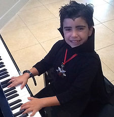 Private piano lessons in Jazz, Pop, classical and world music. Cursos de piano; a fun way to learn how to play piano. Summer piano classes available with our experienced piano teachers. Private piano lessons for kids, teenagers and adults.