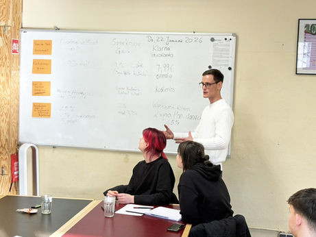 Ein Mitarbeiter der Deutschen Bundesbank erklärt etwas an einem Whiteboard