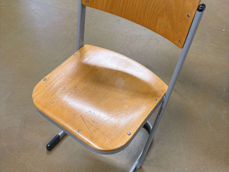 Ein unbequemer Holzstuhl