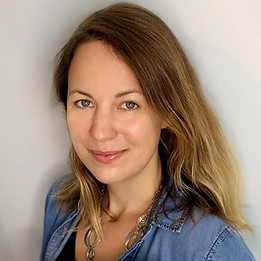 Portraitfoto der Kinderbuch Illustratorin Julia Bittruf auch bekannt als Dragonflyarts