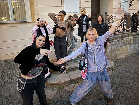 Gruppenfoto der Teilnehmenden vor dem GRIPS Theater