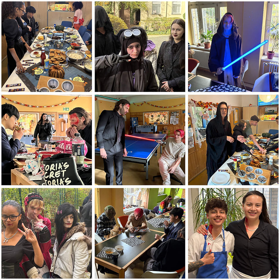 Halloween-Feier bei Schule & Beruf Berlin e.V. mit verkleideten Teilnehmenden, bunten Kostümen, Lichtschwertern, Spielen und gemeinsamem Essen in fröhlicher Atmosphäre.