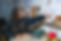Jugendliche arbeitet konzentriert im Werkraum von Schule & Beruf Berlin e.V. – handwerkliches Lernen und Praxisorientierung in der Jugendsozialarbeit.