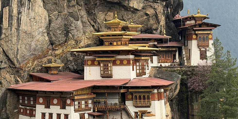 Das berühmte Tigernest-Kloster, das majestätisch an der Felswand thront und eine atemberaubende Aussicht auf die umliegende Landschaft bietet.