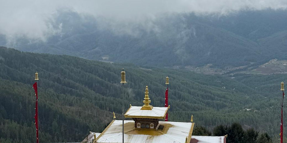 Ein goldgeschnitztes Tempeldach erhebt sich majestätisch über einem dichten, bewaldeten Tal, umhüllt von Nebel und Wolken, die eine geheimnisvolle und ruhige Atmosphäre schaffen.