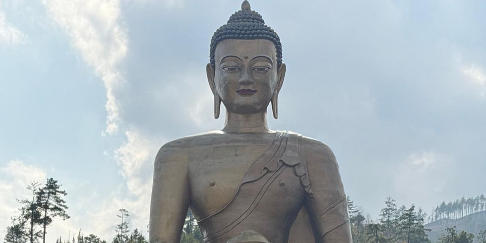 Eine majestätische Buddha-Statue erhebt sich im Freien vor einem bewölkten Himmel. Sie symbolisiert inneren Frieden und spirituelle Erleuchtung.