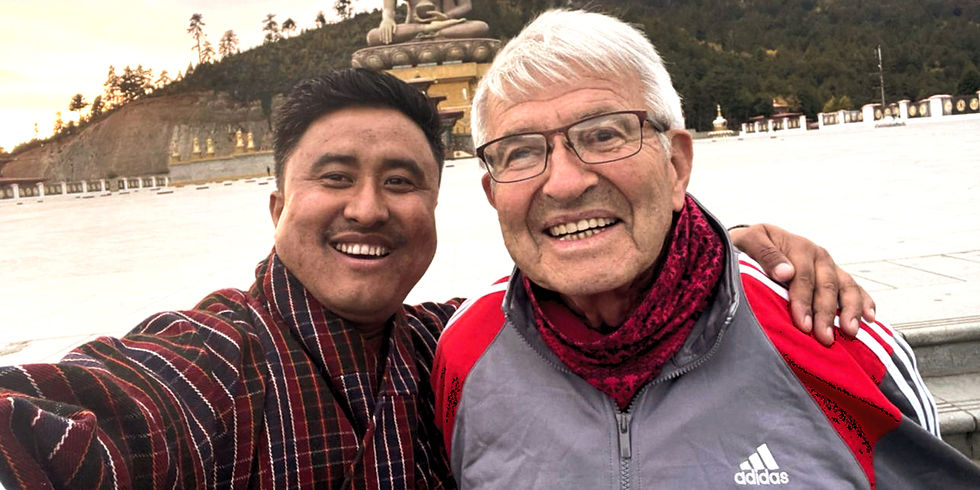 Herzlichkeit und Gastfreundschaft: Fröhliches Selfie vor einer beeindruckenden buddhistischen Statue.