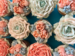 piped buttercream flower cupcakes