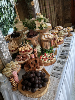 Dessert table with single tier