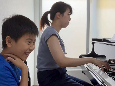 スモールステップで達成感を感じ段階的に成長を遂げるピアノ男子