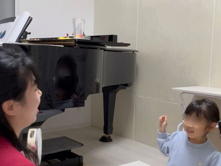 お話しを目を見て聞けるようになった3歳さんの知育ピアノレッスン