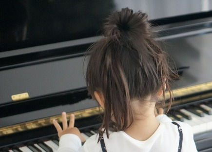 ピアノを練習する子ども