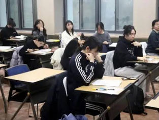 Avanza ley que prohíbe el uso de teléfonos y otros dispositivos tecnológicos durante clases en Corea del Sur