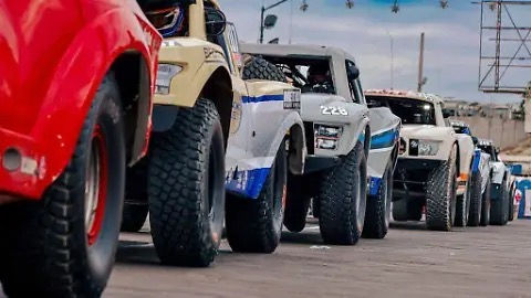 A lo largo de los años, la Baja 1000 ha atraído a pilotos de todos los continentes y a personalidades del deporte y la cultura