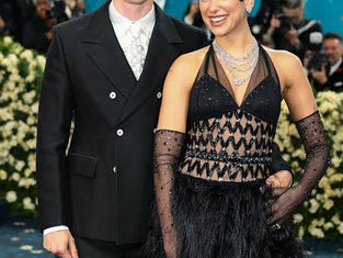 Dua Lipa presume compromiso con Callum Turner tras meses de especulación