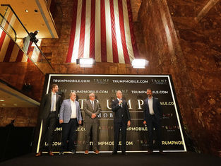 Trump lanza su propio celular dorado