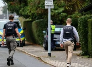 Apuñalan afuera de su casa a alcaldesa electa en Alemania; se encuentra en estado crítico