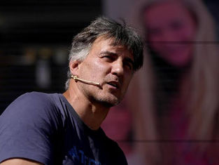 Muere el alpinista Carlos Suárez mientras hacía de especialista en un rodaje al no abrírsele su paracaídas