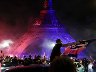 Dos personas muertas, 200 heridos, un policía en coma y 692 incendios es el saldo de los festejos en Francia luego de que el PSG ganó la Champions