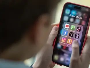 Francia impulsa ley para prohibir las redes sociales a menores de 15 años e implementar un "toque de queda digital"