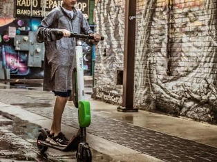 Mueren cuatro personas en Francia en incendio provocado por una patineta eléctrica