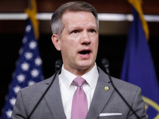 Congresista republicano compara Teuchitlán con el campo de exterminio nazi de Auschwitz