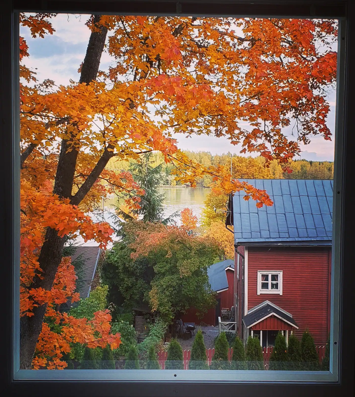 Hamarin AirBnb:n suurista ikkunoista aukeaa panorama näkymä merelle, Sahasaarille ja vanhaan Sahakylään.