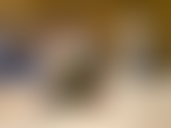 Lucía Hernández junto a dos mujeres sonríen juntas en un hotel