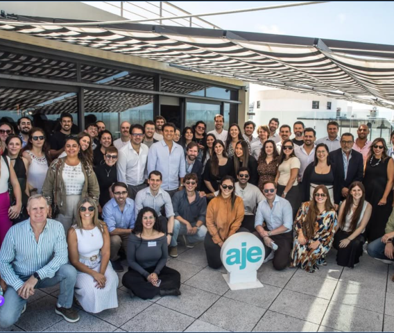 Comunidad AJE Uruguay en evento empresarial