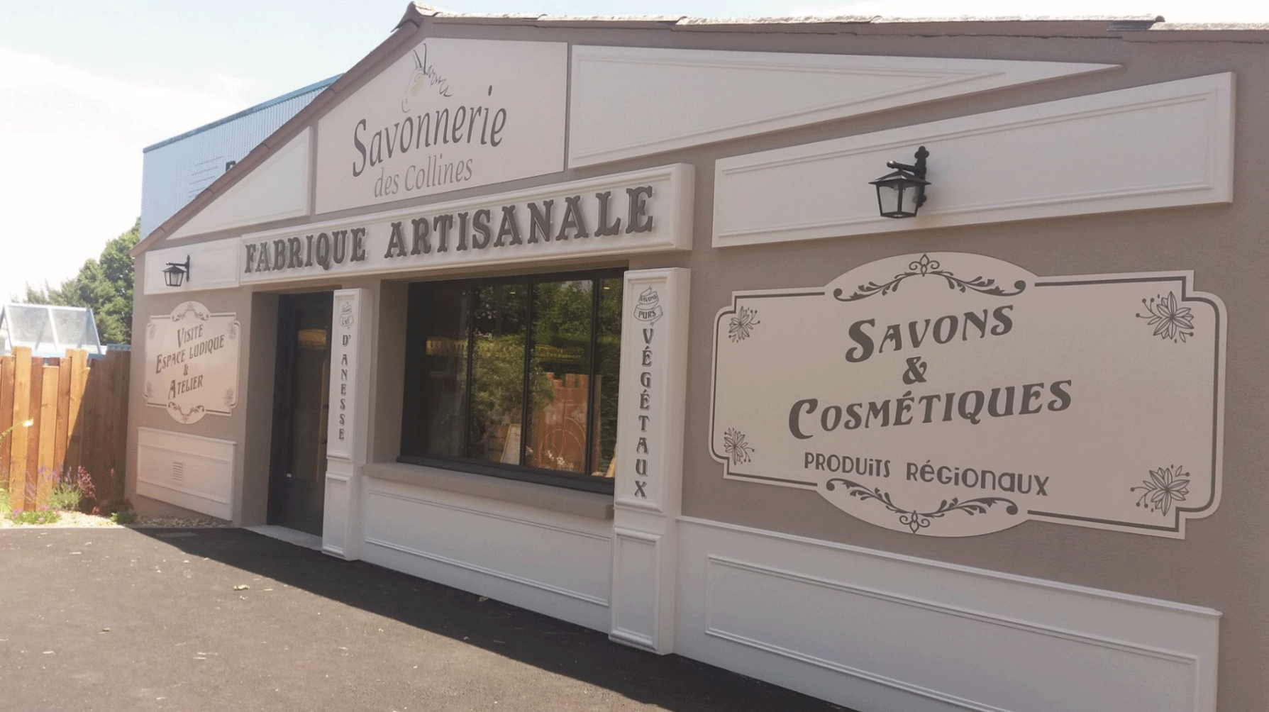 Devanture de la boutique de la Savonnerie des Collines aux Epesses à proximité des chambres d'hôtes de la Métairie du Bourg