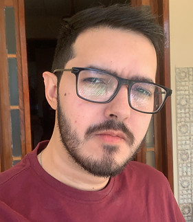 uma foto do crítico filipe usando oculos