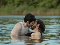 Entrevista | “Já é transgressor só pelo fato de ser queer”: equipe e elenco de “Apenas Coisas Boas” falam sobre o filme, sua mistura de gêneros e caráter provocador