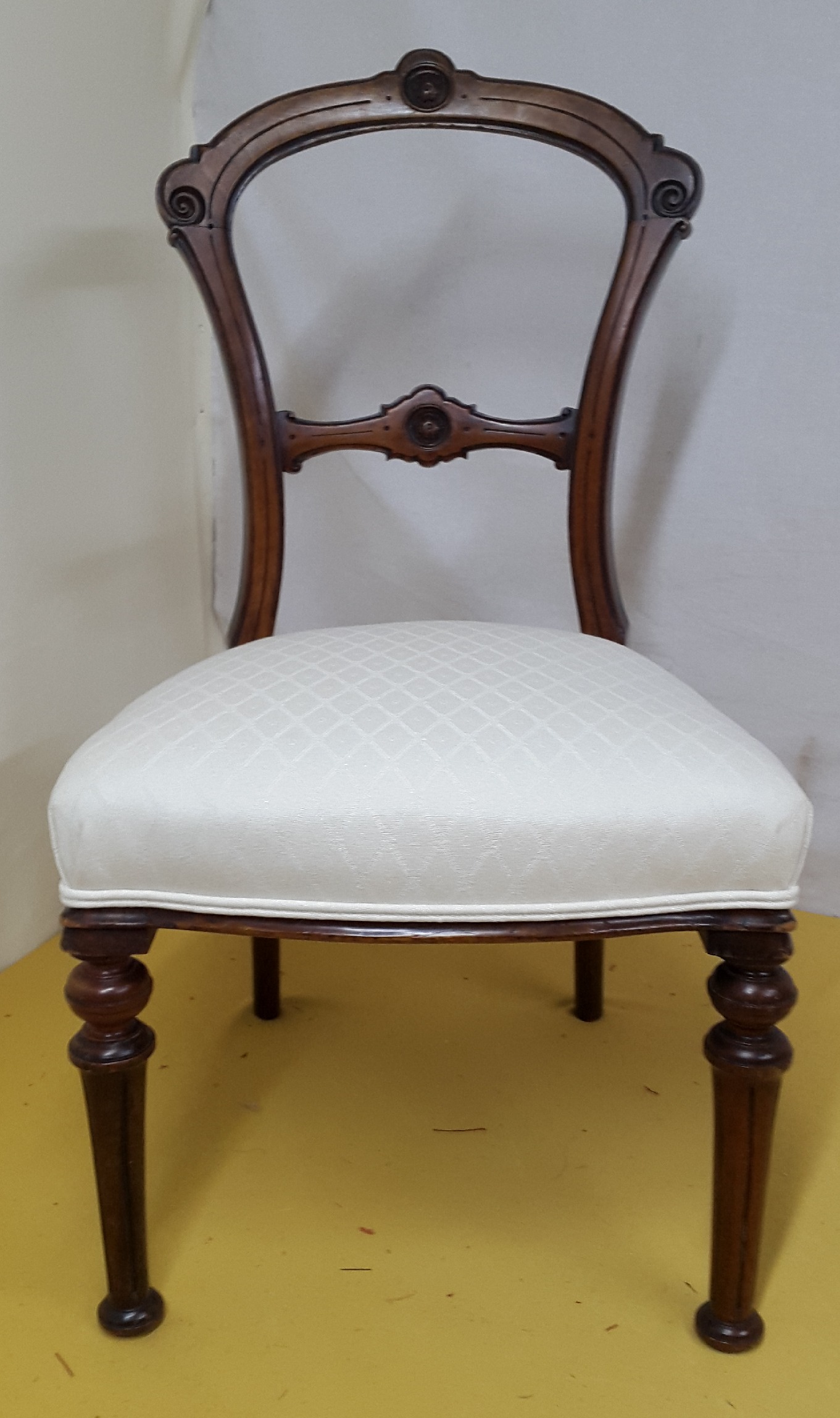 Balloon back child's chair