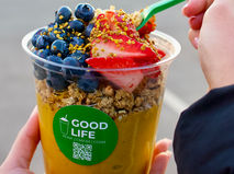 "Голден Боул: Очарование Золотистого Смузи Боула"