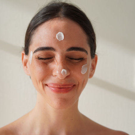 פייס יוגה: האם תרגול לפנים באמת יכול לשנות את מראה העור?