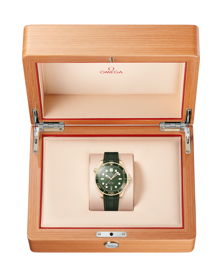 Thumbnail: Omega Seamaster Diver 300M 42 mm, Moonshine™ gold on rubber strap, Ceramic Bezel