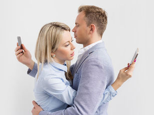 O papel da regulação emocional na relação entre vício em smartphones e sofrimento psicológico