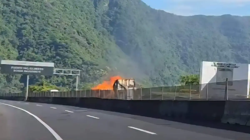 Tráiler se incendia en el puente San Marcos de la autopista México–Tuxpan