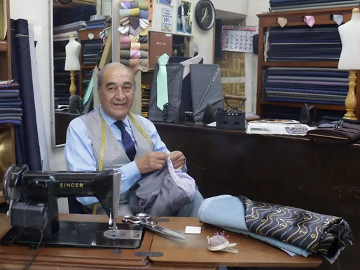 José Ricardo, el sastre que ve pasar el tiempo en el histórico Barrio de la Luz