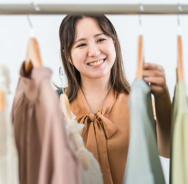 洋服を選ぶ女性