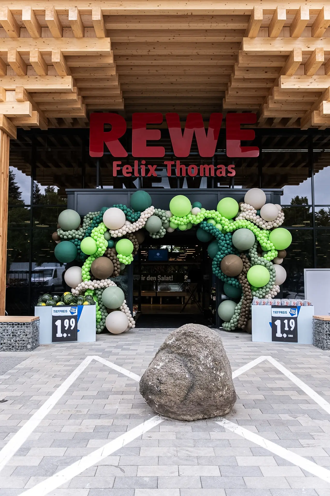 Ballonbogen zur Eröffnung des REWE Green Farming Marktes in Berlin