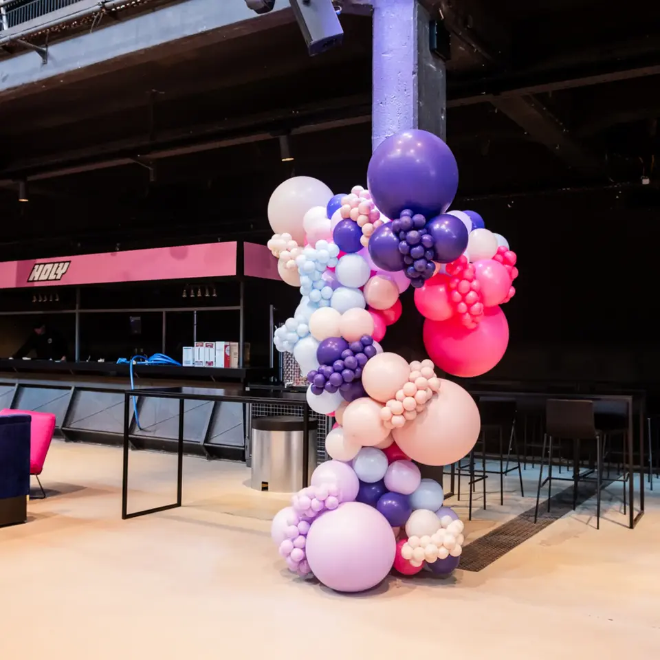Eventfläche mit Ballonsäulen für Holy Jubiläum zweitägiges Event Berlin – Chrollo Balloon